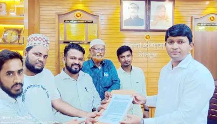 চাঁদপুর সেতুর টোল বন্ধের দাবীতে জেলা প্রশাসকের কাছে স্মারক লিপি