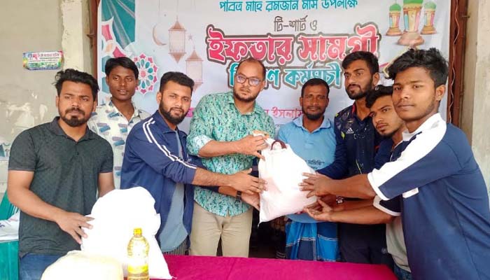 রফিকুল ইসলাম রনির অর্থায়নে কচুয়ায় অসহায় পরিবারের মাঝে ইফতার সামগ্রী বিতরণ