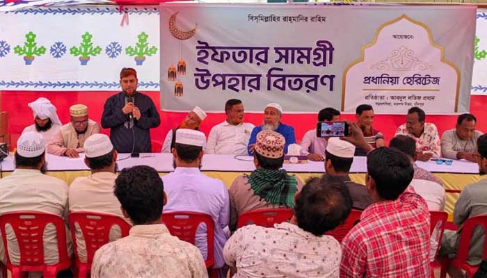 মতলব উত্তরে প্রধানিয়া হেরিটেজের ইফতার সামগ্রী উপহার বিতরণ
