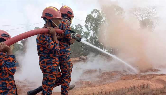 ফরিদগঞ্জে ৩টি অবৈধ ইটভাটা গুঁড়িয়ে পানি ঢেলে দিয়েছে প্রশাসন