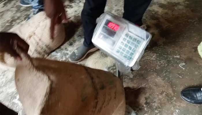 কচুয়ায় ভিজিএফ কার্ডের চালের ব্যাগের অর্ধেক চাউল উধাও