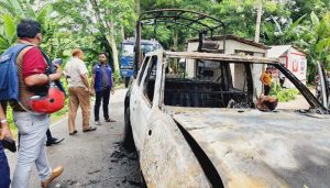 গোপালগঞ্জে মুখোশ পরে পুলিশের গাড়িতে আগুন, আহত ৫