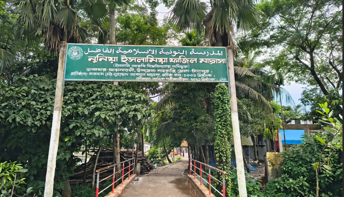শাহরাস্তিতে শ্রেণিকক্ষে অশালীন ভিডিও ধারণ, ৪ মাদরাসা শিক্ষার্থী বহিষ্কার