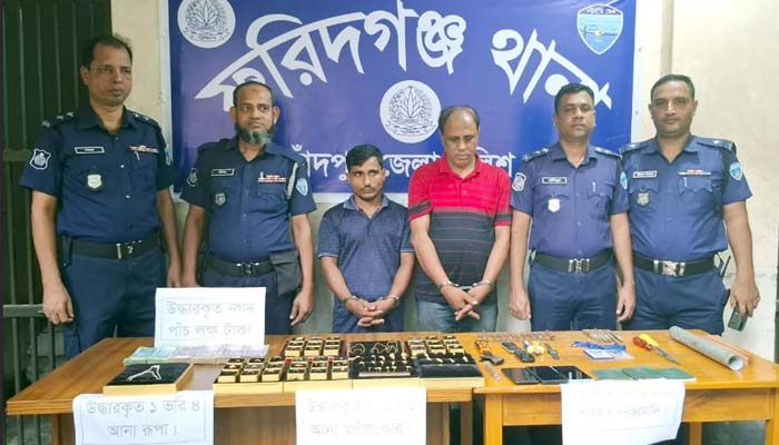 ফরিদগঞ্জে জুয়েলার্সে চুরি হওয়া সোনার গহনাসহ গ্রেপ্তার ২
