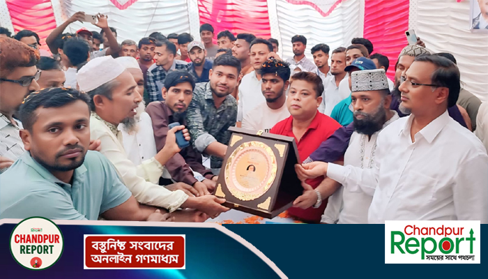হাজীগঞ্জে ইউনিয়ন বিএনপির গণংসযোগ ও পথসভায় ইঞ্জি.মমিনুল হককে ক্রেস্ট প্রদান