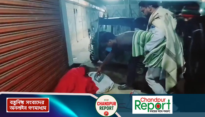 হাজীগঞ্জ পৌর কাউন্সিলর প্রার্থী মাহমুদ হাসান তানভীর শীতার্ত মানুষের পাশে কনকনে ঠান্ডায়