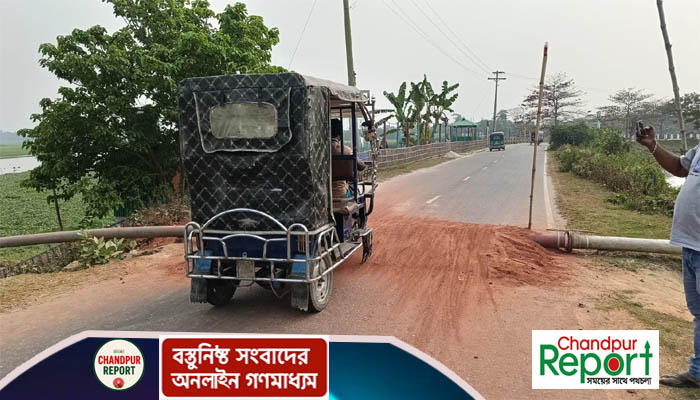 মেঘনা ধনাগোদা সেচ প্রকল্পের বেড়িবাঁধ সড়কে ড্রেজার পাইপের বাধা, ঘটছে অহরহ দুর্ঘটনা