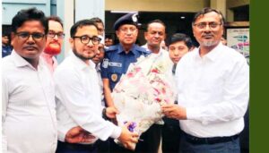 হাজীগঞ্জ পৌরসভার পক্ষ থেকে সংসদ সদস্য ইঞ্জিনিয়ার মো. মমিনুল হককে ফুলেল শুভেচ্ছা