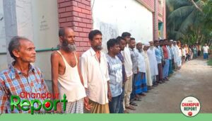 ফরিদগঞ্জে সড়ক নির্মাণের দাবিতে এলাকাবাসীর মানবন্ধন