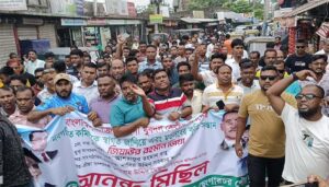 আ.লীগ নেতাকে আটক ও ওসি প্রত্যাহার দাবিতে ফরিদগঞ্জে বিক্ষোভ