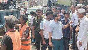 হাজীগঞ্জ বাজারে যার দোকানের সামনে হকার বসবে তার বিরুদ্ধে ৫০ হাজার টাকা জরিমানা