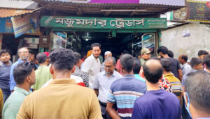 হাজীগঞ্জ বাজারে ফুটপাত ও সড়ক দখলমুক্ত রাখতে ২ জনকে ৭ দিনের কারাদণ্ড ও জরিমানা