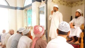 হাজীগঞ্জ তাকওয়া মসজিদে  মুসল্লিদের সাথে কুশল বিনিময় করেন মেয়র প্রার্থী অ্যাড. টিটু  