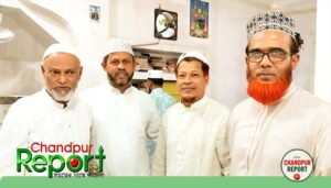 হাজীগঞ্জের মকিমাবাদ ছোট মসজিদে মেয়র প্রার্থী অ্যাড. ওমর ফারুক টিটুর জুম্মার নামাজ আদায় 