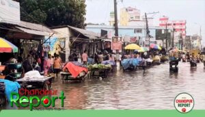 হাজীগঞ্জ বাজারের অনেকাংশেই ভারী বৃষ্টি বর্ষণে কৃত্রিম জলাবদ্ধতা সৃষ্টি: মানুষের দুর্ভোগ