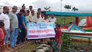 ডাকাতিয়া নদীতে শাহরাস্তি প্রেসক্লাবের মাছের পোনা অবমুক্ত