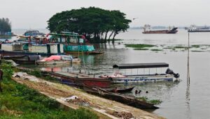 নৌ পুলিশ ফাঁড়ির নাকের ডগায় কারেন্ট জালের দাপট, মতলবে প্রকাশ্যে নিষিদ্ধ জাল মেরামত ও মাছ শিকার