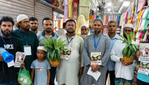 হাজীগঞ্জ বাজারে শাহাব উদ্দীনের গণসংযোগ  কুশল বিনিময় ও লিফলেট বিতরণ