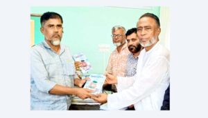 দীর্ঘদিন পর হাজীগঞ্জ প্রেসক্লাবে প্রতিষ্ঠাতা সভাপতি: সদস্যদের দিলেন ‘সময়ের প্রেক্ষিতে’ বই